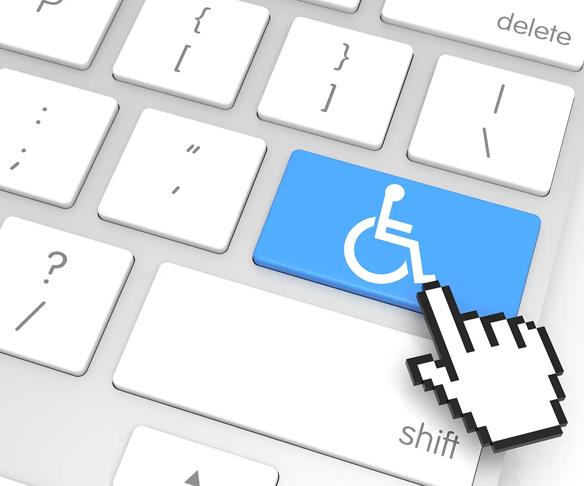 Tastatur mit einer Taste, die ein Rollstuhl-Symbol trägt.